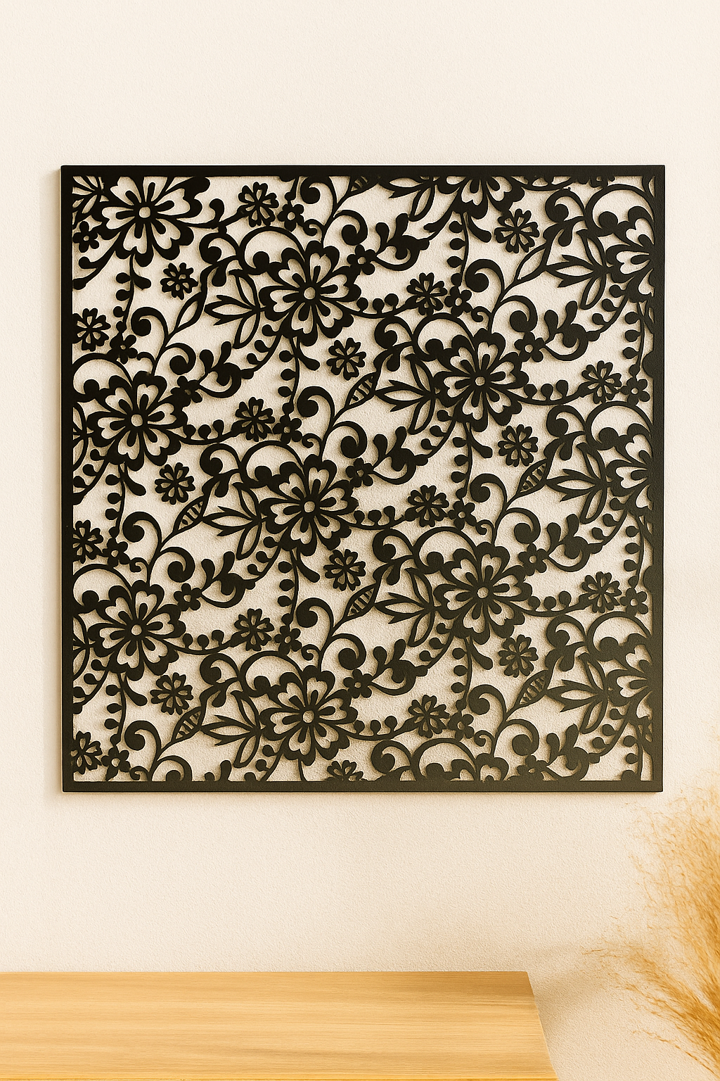 تابلو دیواری فلزی مشکی با طرح گل و برگ ظریف روی دیوار روشن با نور طبیعی.